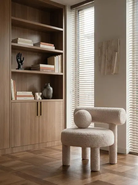 Studio con libreria in stile editoriale